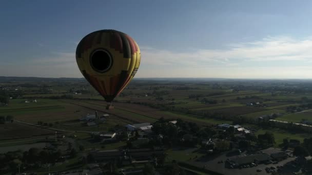 Heißluftballon Startet Und Fliegt Einem Herbsttag Einem Sonnenuntergangsflug Der Malerischen — Stockvideo