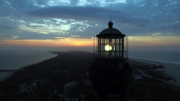 Havadan Görünümü Güneş Doğarken Deniz Feneri Bir Dron Tarafından Bir — Stok fotoğraf