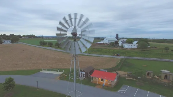Luftaufnahme Einer Amischen Windmühle Aus Der Sicht Einer Drohne Einem — Stockfoto