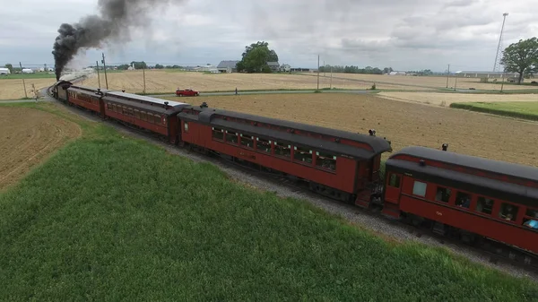 Aerial View Steam Passenger Train Puffing Smoke Amish Maaseudulla Aurinkoisena — kuvapankkivalokuva