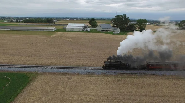 Aerial View Steam Passenger Train Puffing Smoke Amish Maaseudulla Aurinkoisena — kuvapankkivalokuva