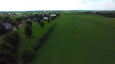 Amish çiftlik kırsal bir dron üzerinden sonbaharda havadan görünümü
