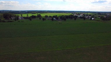 Amish çiftlik kırsal bir dron üzerinden sonbaharda havadan görünümü