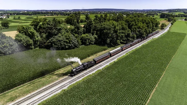 Aerial View Steam Passenger Train Puffing Smoke Amish Maaseudulla Aurinkoisena — kuvapankkivalokuva