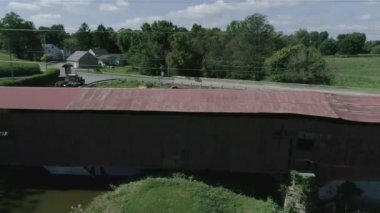 174 yaşındaki Burr kemer Truss tasarım kapalı köprü, çift aralığı Pennsylvania Hollandalı ülke içinde bir dron tarafından görüldüğü gibi sökülmesi