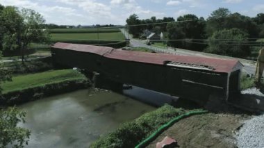174 yaşındaki Burr kemer Truss tasarım kapalı köprü, çift aralığı Pennsylvania Hollandalı ülke içinde bir dron tarafından görüldüğü gibi sökülmesi