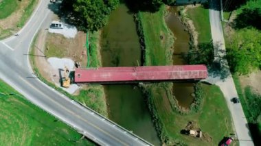 174 yaşındaki Burr kemer Truss tasarım kapalı köprü, çift aralığı Pennsylvania Hollandalı ülke içinde bir dron tarafından görüldüğü gibi sökülmesi