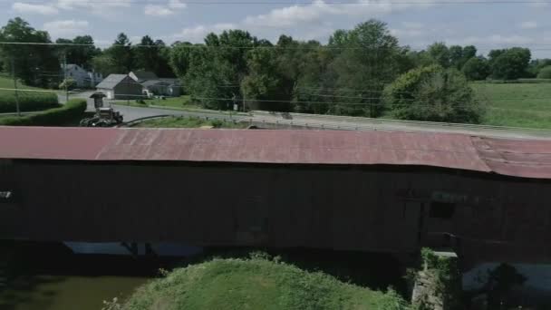 ドローンで見られるように 174 歳バリ アーチのトラス設計屋根付き橋 デュアル スパン ペンシルバニア オランダ人の国の解体 — ストック動画