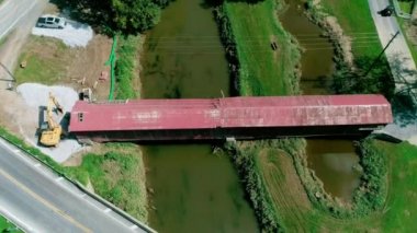 174 yaşındaki Burr kemer Truss tasarım kapalı köprü, çift aralığı Pennsylvania Hollandalı ülke içinde bir dron tarafından görüldüğü gibi sökülmesi