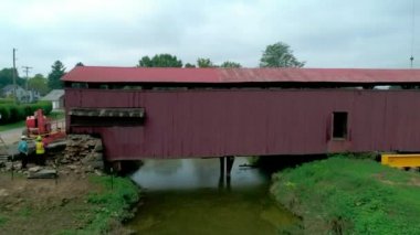 Ronks, Pennsylvania, Eylül 2018 - 174 yaşındaki Burr kemer Truss tasarımını sökülmesi Köprüsü, çift aralığı Pennsylvania Hollandalı ülke içinde bir dron tarafından görüldüğü gibi kaplı