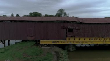 Ronks, Pennsylvania, Eylül 2018 - 174 yaşındaki Burr kemer Truss tasarımını sökülmesi Köprüsü, çift aralığı Pennsylvania Hollandalı ülke içinde bir dron tarafından görüldüğü gibi kaplı