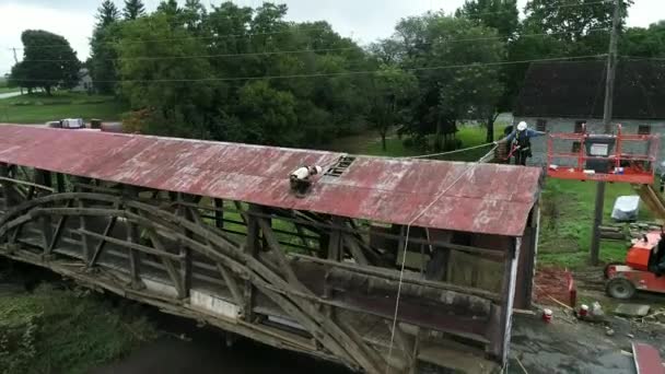 ロンクスにあるペンシルベニア州 2018年 174 歳ぎざぎざのアーチのトラス設計の解体屋根付きの橋 デュアル スパン ペンシルバニア オランダ人の国で見られるように — ストック動画