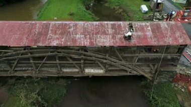 Ronks, Pennsylvania, Eylül 2018 - 174 yaşındaki Burr kemer Truss tasarımını sökülmesi Köprüsü, çift aralığı Pennsylvania Hollandalı ülke içinde bir dron tarafından görüldüğü gibi kaplı