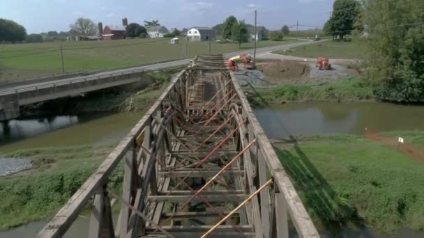 ロンクスにあるペンシルベニア州 2018年 174 歳ぎざぎざのアーチのトラス設計の解体屋根付きの橋 デュアル スパン ペンシルバニア オランダ人の国で見られるように — ストック動画