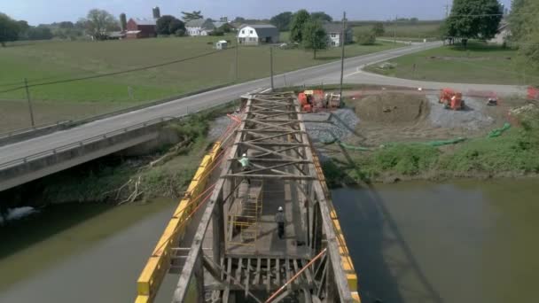 2018年9月 宾夕法尼亚州的 Ronks 拆除了一个174年的伯尔拱门桁架设计覆盖桥 双跨度在宾夕法尼亚州荷兰国家看到的无人机 — 图库视频影像