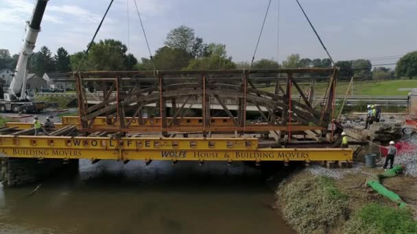 2018年9月 宾夕法尼亚州罗克斯 在阿米什乡村拆除177岁的赫尔的磨坊覆盖桥 — 图库视频影像