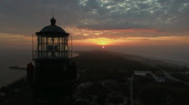 Bir deniz feneri havadan görünümü bir Paskalya Pazar gündoğumu yakından bir dron tarafından görüldüğü gibi
