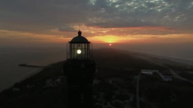 Bir deniz feneri havadan görünümü bir Paskalya Pazar gündoğumu yakından bir dron tarafından görüldüğü gibi