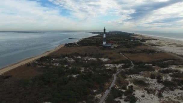 ドローンから見た灯台の海岸線空撮が晴れた冬の日にクローズ アップ — ストック動画