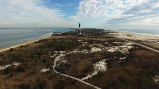 ドローンから見た灯台の海岸線空撮が晴れた冬の日にクローズ アップ — ストック動画
