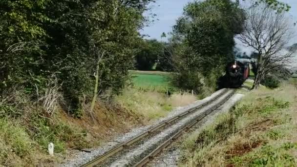 Treno Passeggeri Vapore Che Soffia Lungo Terre Campagna Amish Farm — Video Stock