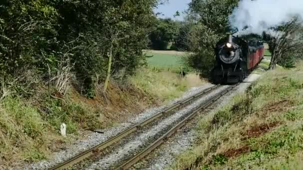 Steam Passagerare Tåg Pustande Längs Amish Gården Landar Och Landsbygden — Stockvideo