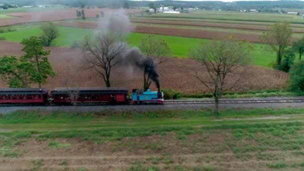 2018年9月 宾夕法尼亚州斯特拉斯堡 托马斯火车沿着阿米什乡村农场土地吊出 — 图库视频影像