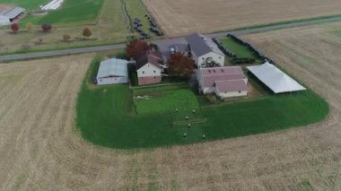 Sonbahar bir dron tarafından yakalanan bir Amish çiftlik Amish bir düğünde bir havadan görünümü