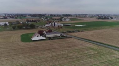 Sonbahar bir dron tarafından yakalanan bir Amish çiftlik Amish bir düğünde bir havadan görünümü