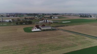 Sonbahar bir dron tarafından yakalanan bir Amish çiftlik Amish bir düğünde bir havadan görünümü