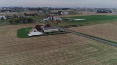 Sonbahar bir dron tarafından yakalanan bir Amish çiftlik Amish bir düğünde bir havadan görünümü