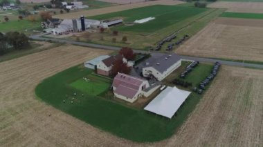 Sonbahar bir dron tarafından yakalanan bir Amish çiftlik Amish bir düğünde bir havadan görünümü