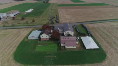 Sonbahar bir dron tarafından yakalanan bir Amish çiftlik Amish bir düğünde bir havadan görünümü