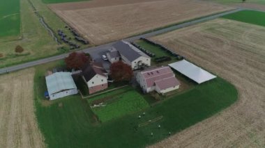 Sonbahar bir dron tarafından yakalanan bir Amish çiftlik Amish bir düğünde bir havadan görünümü