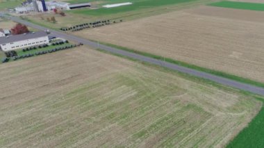 Sonbahar bir dron tarafından yakalanan bir Amish çiftlik Amish bir düğünde bir havadan görünümü