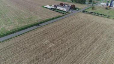 Sonbahar bir dron tarafından yakalanan bir Amish çiftlik Amish bir düğünde bir havadan görünümü
