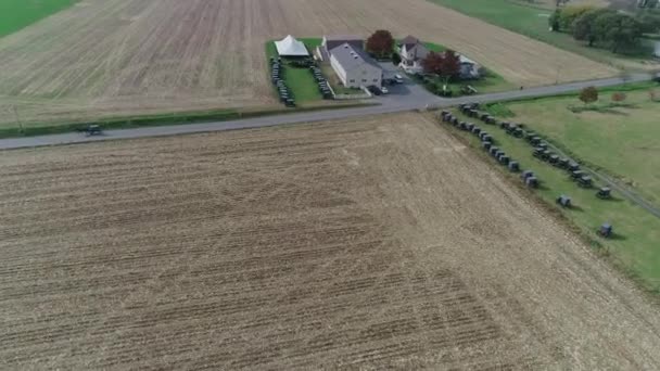 Uma Vista Aérea Casamento Amish Uma Fazenda Amish Outono Capturado — Vídeo de Stock