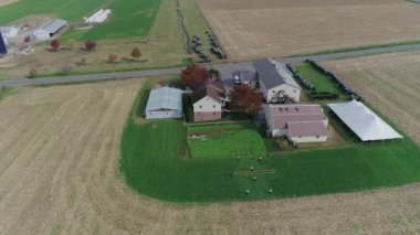 Sonbahar bir dron tarafından yakalanan bir Amish çiftlik Amish bir düğünde bir havadan görünümü