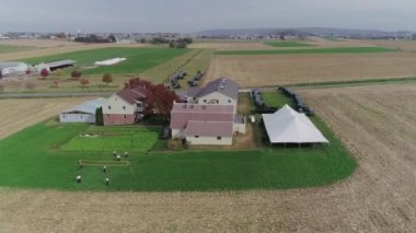 Sonbahar bir dron tarafından yakalanan bir Amish çiftlik Amish bir düğünde bir havadan görünümü