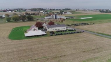 Sonbahar bir dron tarafından yakalanan bir Amish çiftlik Amish bir düğünde bir havadan görünümü