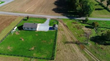 Amish çocuklu bir dron tarafından görüldüğü gibi beyzbol oynayan bir Amish bir oda okul binasının bir havadan görünümü