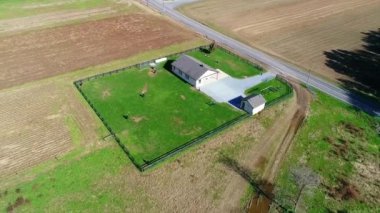 Amish çocuklu bir dron tarafından görüldüğü gibi beyzbol oynayan bir Amish bir oda okul binasının bir havadan görünümü