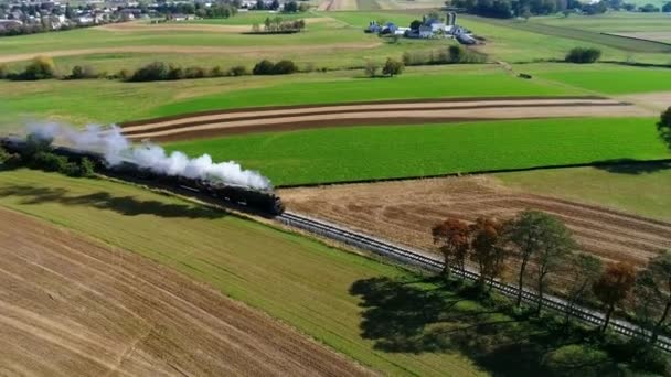Vue Aérienne D'un Train De Passagers à Vapeur Enflant De La Fumée Le Long De La Campagne Amish Vu Par Un Drone 