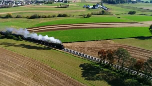 Flygfoto Över Resandetåg Steam Pustande Rök Längs Amish Landsbygden Som — Stockvideo