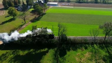 Duman Amish kırsal bir dron tarafından görüldüğü gibi şişirme bir buhar yolcu treni bir havadan görünümü