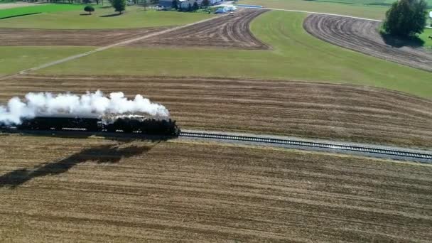 Εναέρια Άποψη Του Ένα Επιβατηγό Τρένο Ατμού Ξεφυσώντας Καπνό Κατά — Αρχείο Βίντεο