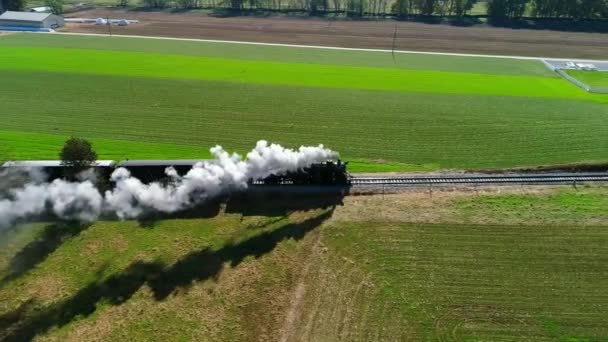 无人机对阿米什乡村蒸汽乘客列车烟气喷烟的鸟图 — 图库视频影像