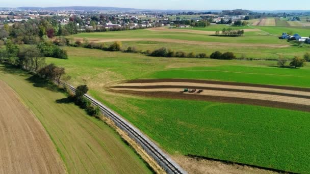 Egy Amish Mezőgazdasági Munkavállalók Szervesen Termékenyítő Ott Területek Drone Ahogy — Stock videók