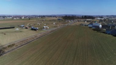 Amish kırsal yoluyla bir kış gününde bir dron tarafından görüldüğü gibi şişirme Buhar yolcu treni ile havadan görünümü