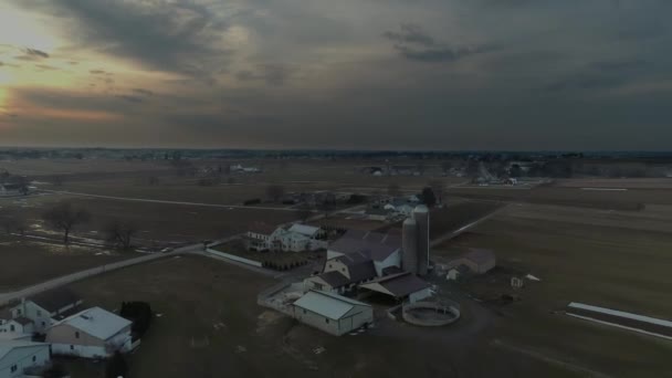 Luchtfoto Van Amish Boerderij Landt Bij Zonsondergang Een Stormachtige Dag — Stockvideo